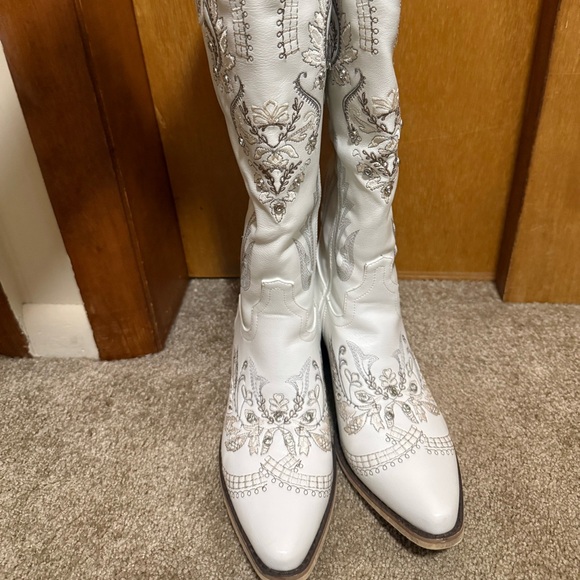 White Embroidered Cowboy / Cowgirl Boots - Picture 2 of 7